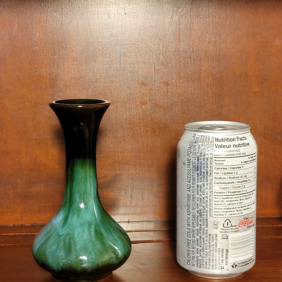 Vintage Blue Mountain Pottery small Vase - Picture 1 of 1